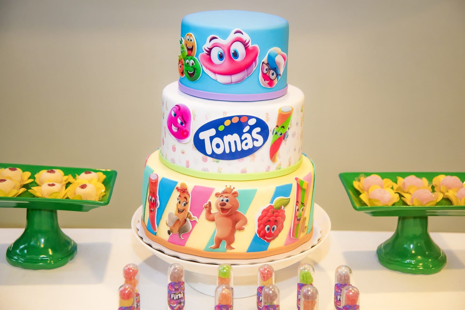 Bolo de festa infantil colorido de três andares com personagens